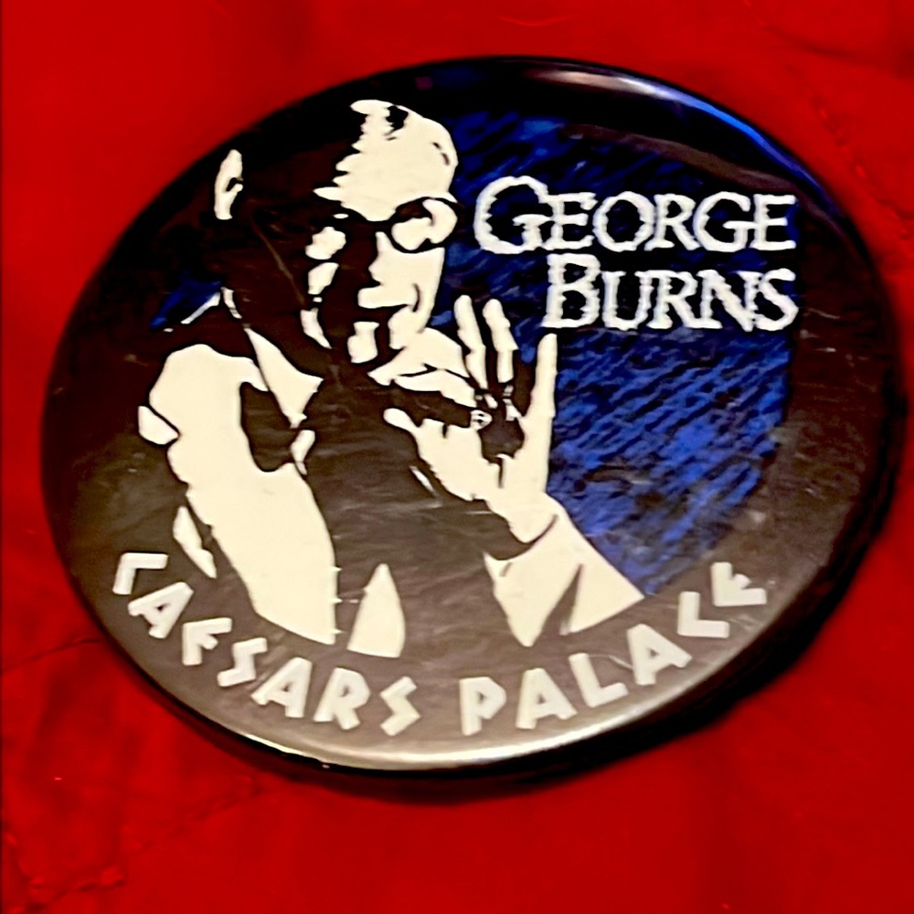 🔥VINTAGE COLLECTIBLE GEORGE BURNS CAESARS PALACE 1970 PIN